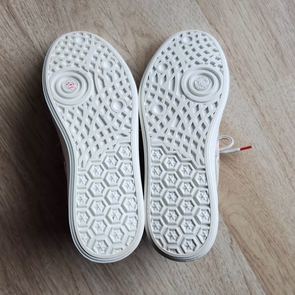 Think! brand light gray with floral accent high top sneakers. NWT. Size 8.Cute! - Picture 11 of 11